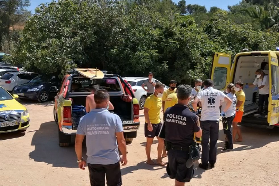 Homem em estado muito grave após ser retirado da água na Praia do Alemão