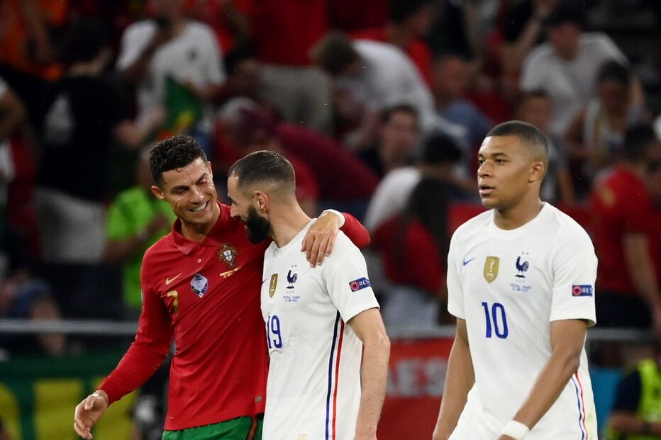 Ronaldo ao lado de Benzema