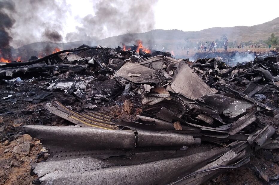 Rebeldes abatem avião C-130 com várias pessoas e explosivos a bordo