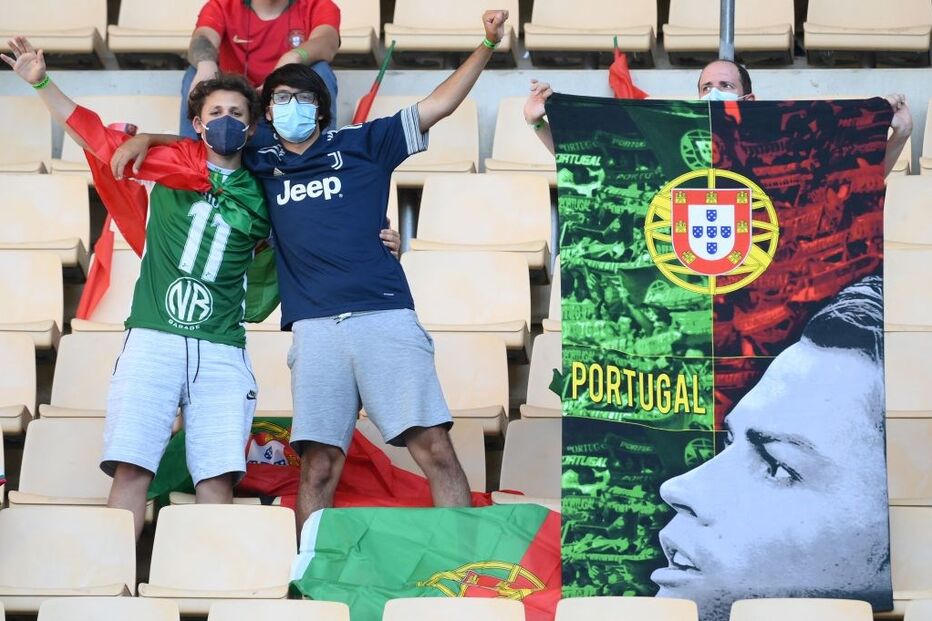 Adeptos aguardam início do jogo no estádio La Cartuja