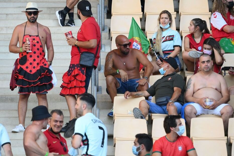 Adeptos aguardam início do jogo no estádio La Cartuja