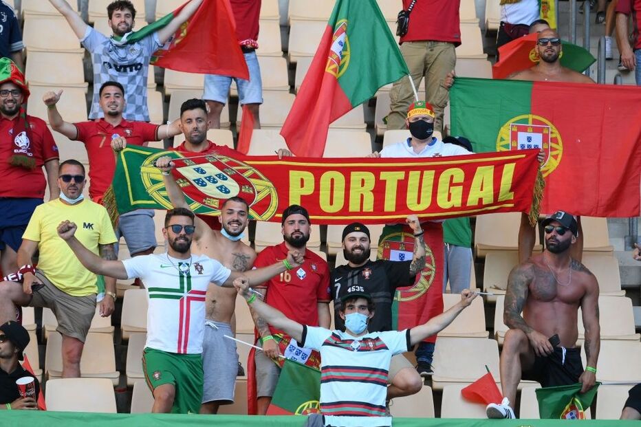 Adeptos aguardam início do jogo no estádio La Cartuja
