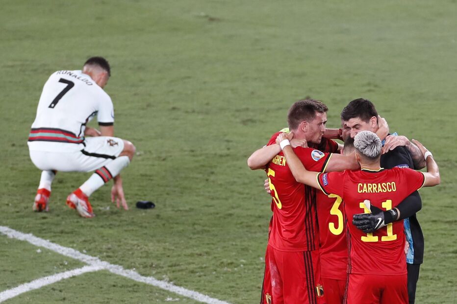 Cristiano Ronaldo atirou a braçadeira de capitão ao relvado