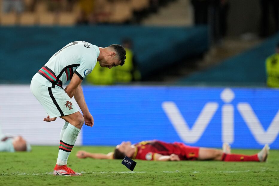 Cristiano Ronaldo atira braçadeira ao relvado