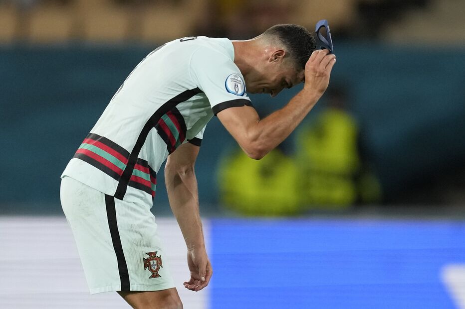 Cristiano Ronaldo atira braçadeira ao relvado