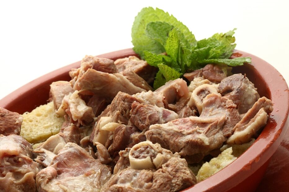 Ensopado, um dos pratos-reis  do Alentejo,  o ensopado  de borrego é servido sobre fatias de pão  e com batata cozida.