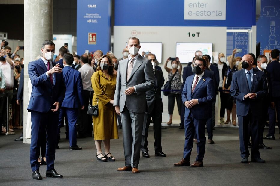 Pedro Sánchez com o rei Felipe VI e o líder do governo catalão, Pere Aragonés, em Barcelona, no domingo