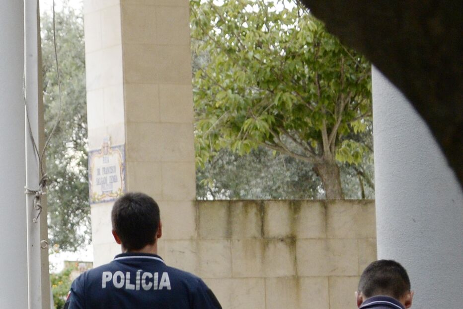 Polícias conseguiram deter o agressor, de 25 anos, com a ajuda de uma das vítimas, a quem tinha roubado um telemóvel