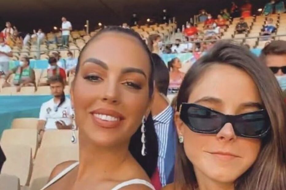 Georgina encantou nas bancadas em Sevilha ao lado de uma amiga