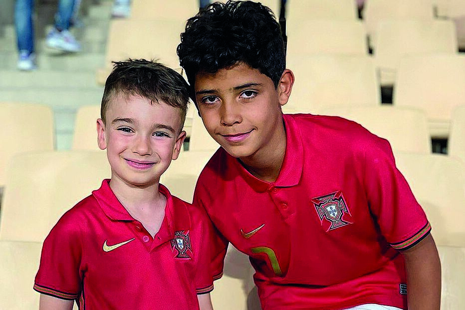 Cristianinho acompanhou último jogo do pai ao lado de Pedro, filho de Rui Patrício 