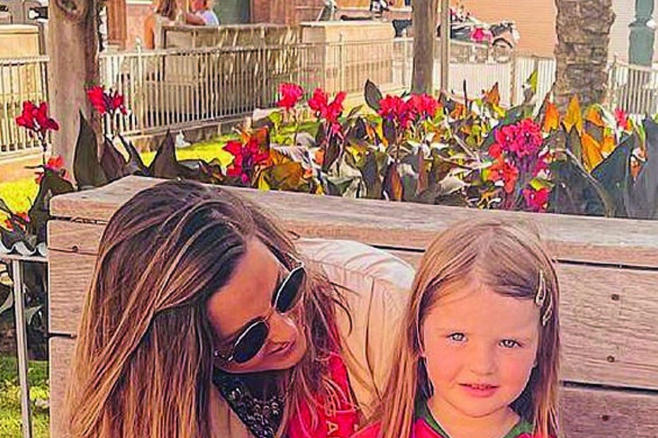 Débora Lourenço, mulher de Rúben Neves, com a filha de ambos