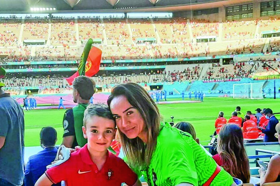 Vera Ribeiro com o filho para apoiar Rui Patrício 