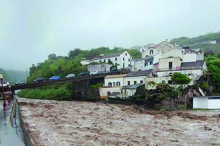 Chuva forte provocou inundações e enxurradas na sexta-feira, na costa sul da ilha de São Miguel