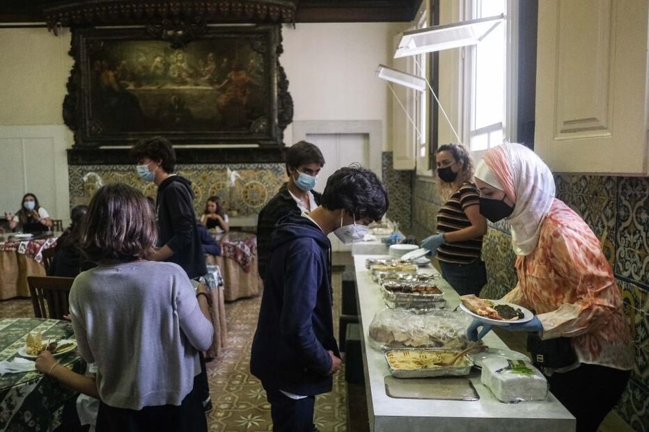 Ghalia Taki (D), refugiada síria, participa numa mostra de comida síria no Colégio do Bom Sucesso, em CarcaveloS
