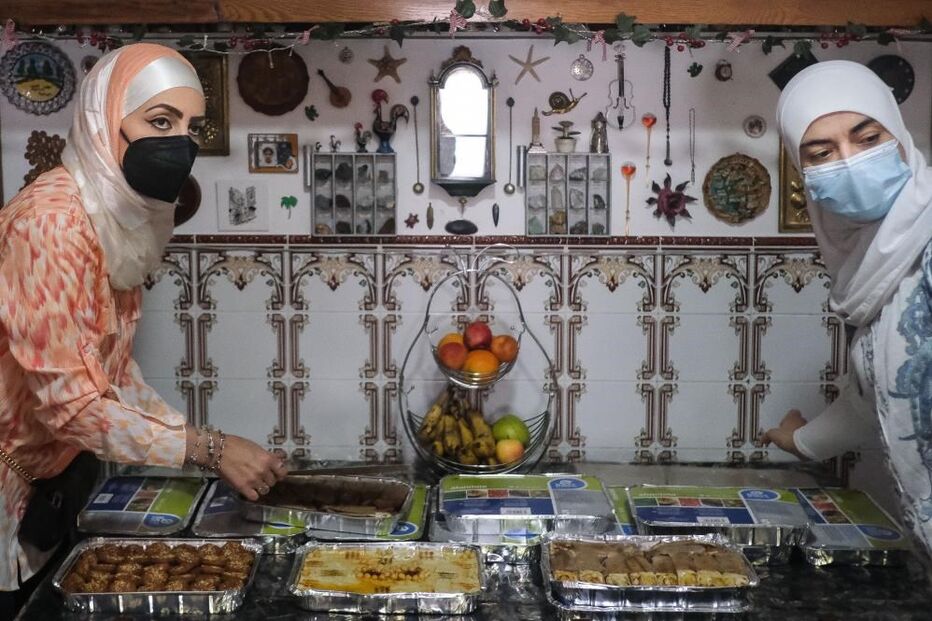 Ghalia Taki (D), refugiada síria, participa numa mostra de comida síria no Colégio do Bom Sucesso, em CarcaveloS