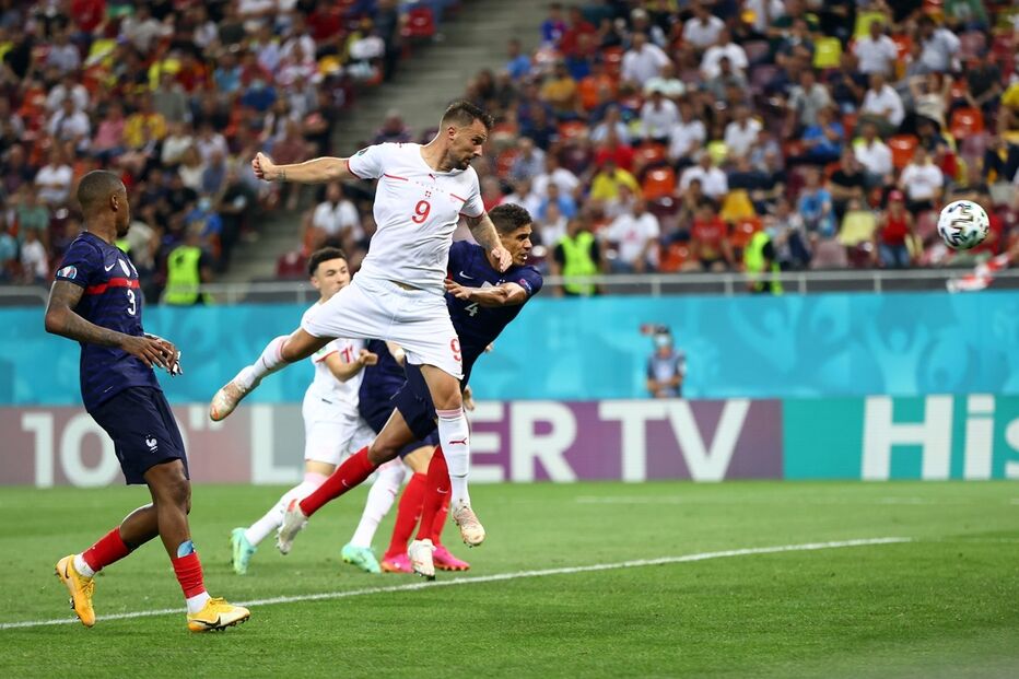 Haris Seferovic marcou dois golos de cabeça frente à França, nos oitavos de final do Euro 2020