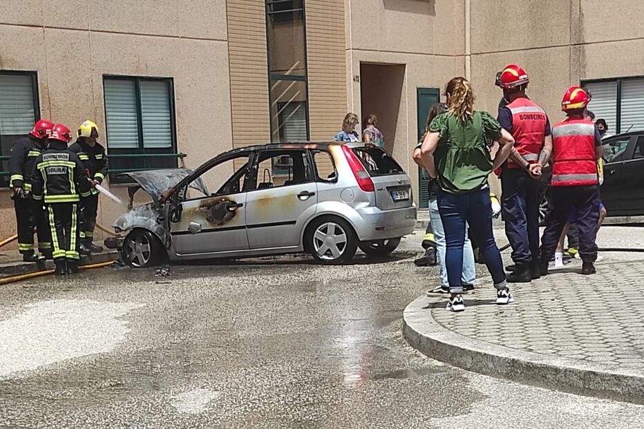 Carro destruído pelas chamas em Gaia