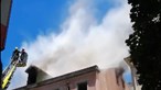Incêndio consome parte superior de prédio devoluto em Queluz