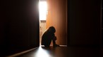 Mulher alcoolizada detida após deixar filha de três anos trancada em casa
