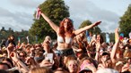 Nem máscara, nem distanciamento: Reino Unido realiza primeiro festival de música sem restrições