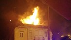 Incêndio deflagra em prédio devoluto em Algés