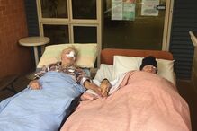 Idoso em estado terminal emociona ao despedir-se da mulher com último toque. Veja as imagens  
