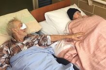 Idoso em estado terminal emociona ao despedir-se da mulher com último toque. Veja as imagens 