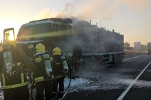 Camião carregado de madeira arde no IC1 em Grândola
