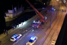Homem morre em despiste de carro que caiu ao rio douro no Porto. Mulher ficou ferida