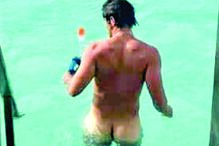 Lourenço Ortigão e Kelly Bailey partilharam fotografias em que surgem completamente despidos. Fãs elogiaram o casal 