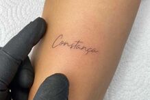 Irmã de Constança Braddell faz tatuagem em homenagem à jovem
