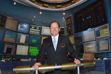 John Textor tem 55 anos