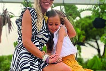 Laura em momento de carinho com Beatriz 