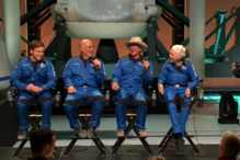 Jeff Bezos e companheiros relatam experiência de viagem ao espaço.