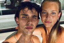 Casal namora em hotel de luxo em Tróia