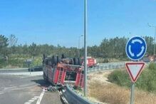Dois feridos em despiste de autotanque dos bombeiros seguido de capotamento na Figueira da Foz