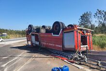 Dois feridos em despiste de autotanque dos bombeiros seguido de capotamento na Figueira da Foz	