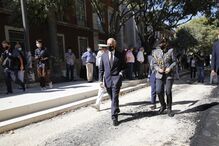 Dezenas nas cerimónias fúnebres de Otelo Saraiva de Carvalho