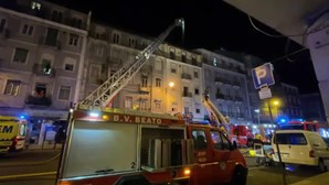Dois mortos e 11 feridos, dois deles bombeiros, em incêndio num prédio em Lisboa