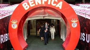 Benfica chumba venda de ações da SAD a Textor. Vieira mantém suspensão enquanto presidente do clube até outubro