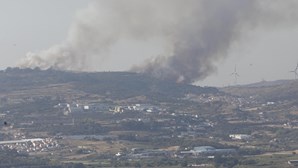 Mais de 180 bombeiros combatem incêndio em Loures. Veja as imagens 