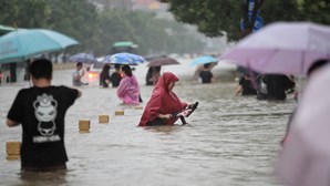 Pelo menos 25 pessoas morreram nas inundações causadas por chuva torrencial na China