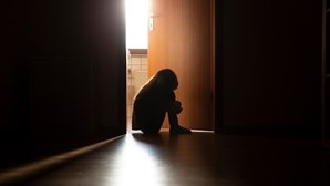 Mulher alcoolizada detida após deixar filha de três anos trancada em casa