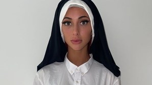 Filha de pastor abandona vida religiosa para se tornar milionária a vender fotos nua