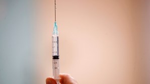 Terceira dose da vacina da Pfizer aumenta "fortemente" proteção contra variante delta da Covid-19
