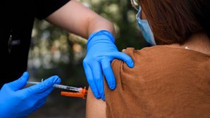 Alemanha pondera administração de terceira dose da vacina Covid a pessoas vulneráveis