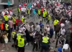 Adeptos ingleses envolvem-se em confrontos com a polícia	