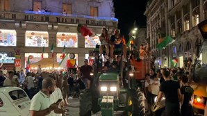 Fogo de artifício e um trator no centro histórico, assim se celebrou a vitória do Euro 2020 em Milão
