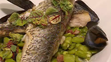 Aprenda a fazer estufado de favas com mexilhão acompanhado de lombo de corvina