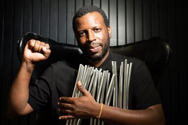 Dino D’Santiago com  os três troféus que venceu 